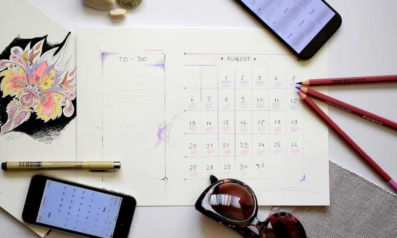 Checkliste Hochzeit Liste & Kalender auf einem Schreibtisch