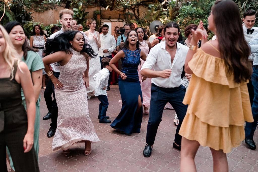 Italienische Hochzeiten in der Schweiz: Die Gäste tanzen Tarantella.