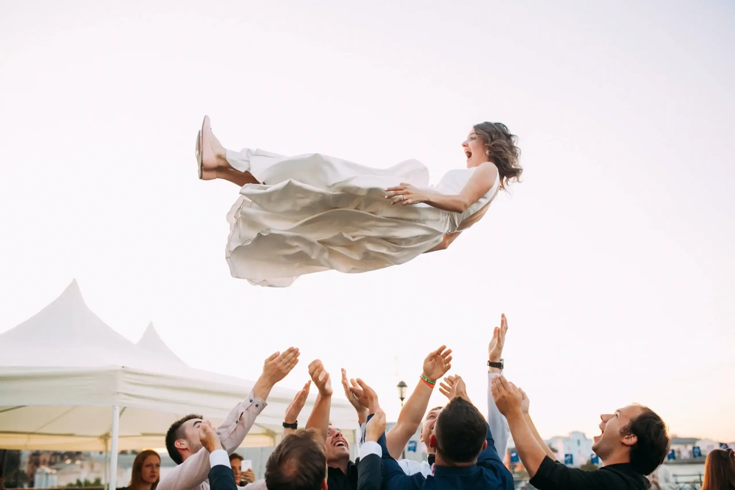 Hochzeitsspiele, Tipps: Eine Braut wird in die Höhe geworfen.