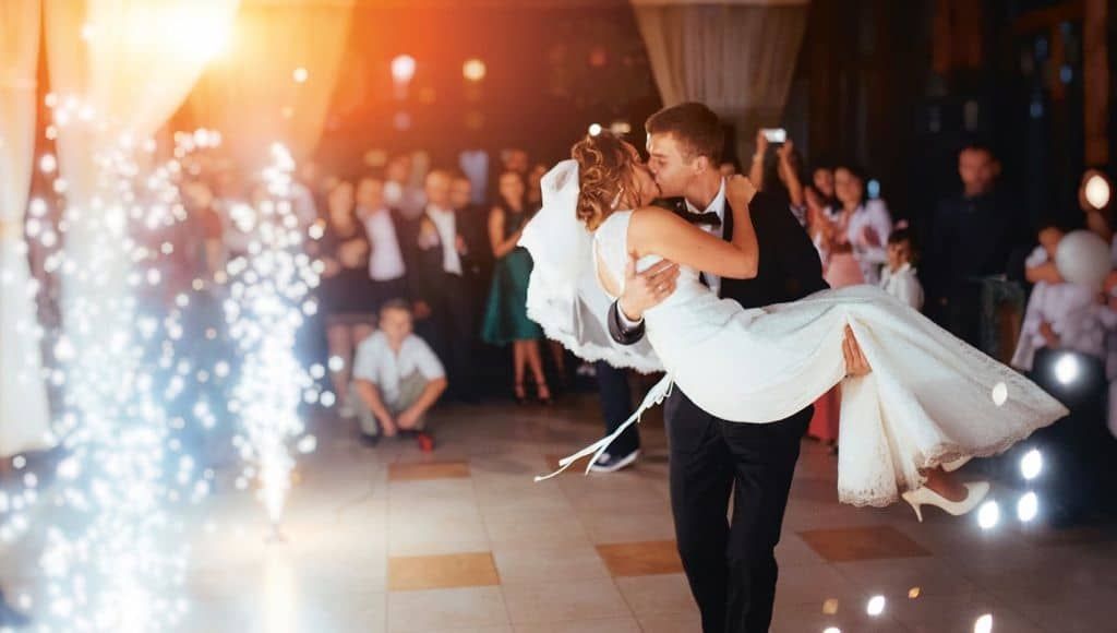Hochzeits Dj Buchen - Brautpaar Tanzt Den Hochzeitstanz
