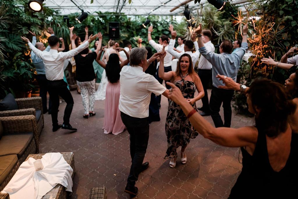 Italienische Hochzeit in der Schweiz feiern, eine Gesellschaft beim Tanzen